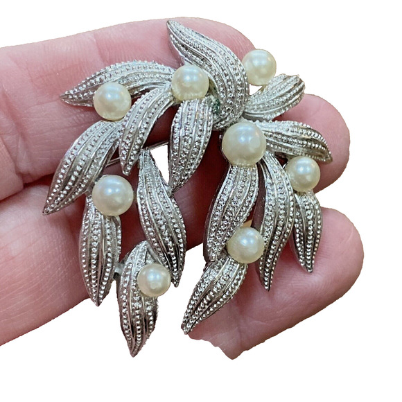 Vintage Crown Trifari Textured Silver Tone Faux Pearl Large Spray Brooch Pin - Picture 7 of 7